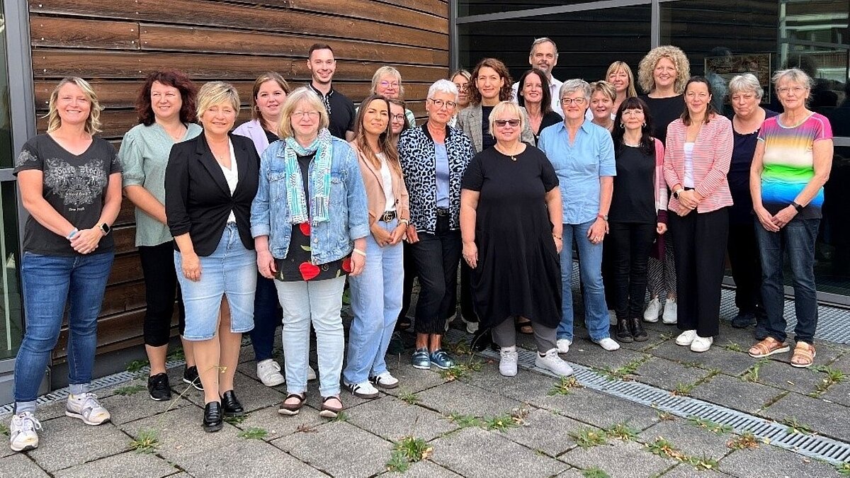 Bild: TMSGAF, v. l. n. r.: Ellen Baumann-Straub, Nadine Hofmann, Petra Lehmann, Ulrike Quentel, Wenke Freyboth, Martin Reinhardt, Doreen Hillmann, Erika von der Sahle, Catrin Heinrich, Dr. Kerstin Haupt, Belinda Groll, Nadja Sthamer, Ursel Kittlaus, Stefani Müller, Alexandra Meckling, Dr. Manfredo Koessl, Katharina Töppe, Isabel Hennig, Sabine Kulbe, Diana Kopp, Janett Pfaff, Angelika Fleischmann, Ortrun Müller.